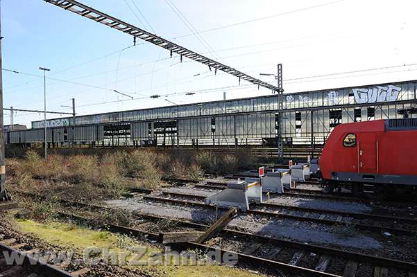 Prellboecke.jpg - Prellböcke auf früheren Güterbahngleisen, dahinter eine der größten Stückgutverladehallen in Deutschland, inzwischen stillgelegt