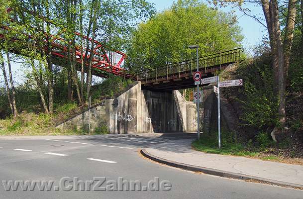 Bahnkreuzung.jpg - Kreuzung der Erzbahntrasse mit DB-Trasse, berührungsfrei durch verschiedene Brückenhöhen ausgeführt