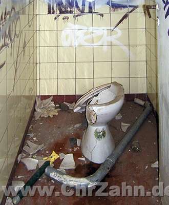 Toilette.jpg - zerstörte Toilettenschüssel