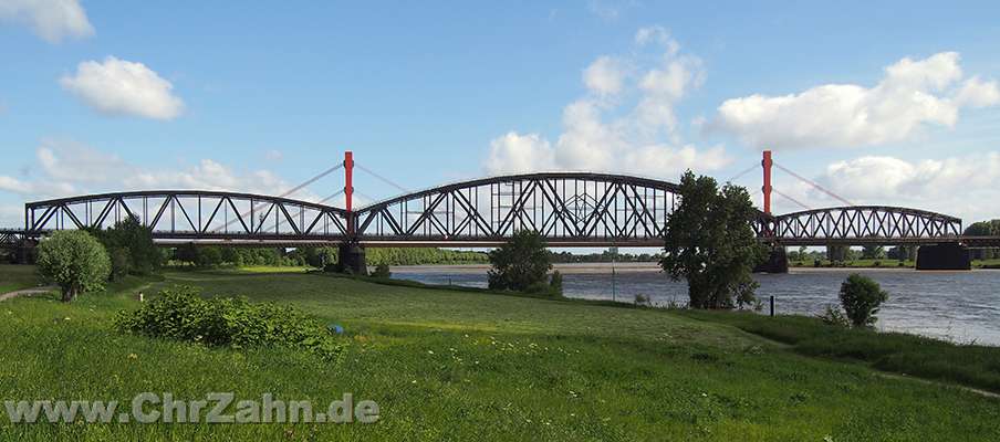 Bruecke1.jpg - Güterbahn-Brücke, benannt nach dem früheren Gut Haus Knipp, das inzwischen nicht mehr steht.