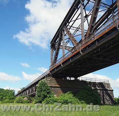 Brueckenlager.jpg - Brückenlager der Haus-Knipp-Brücke, die Bahnbrücke wurde nach der Zerstörung 1945 nur eingleisig wiederhergestellt.