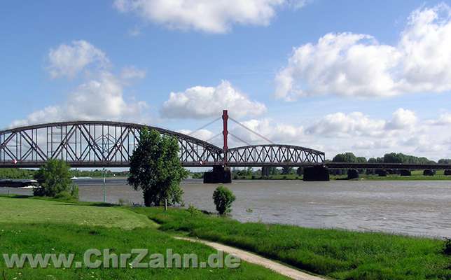 Rhein.jpg - Der Rhein bei Duisburg-Bruckhausen