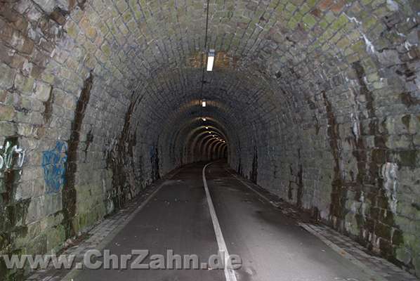 Tunnelkurve.jpg - Der Schulenbergtunnel hat eine Kurve in der Mitte der Tunneltrasse