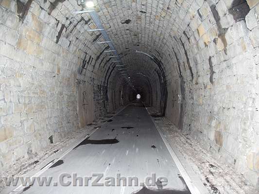 Tunnel.jpg - im Tunnel Schee