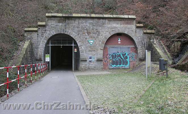 Tunneleingang.jpg - Portal des Tunnels Schee, linke Röhre für Radfahrer, rechte Rühre für Fledermäuse