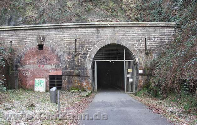 Tunnelportal.jpg - Portal des Tunnels Schee