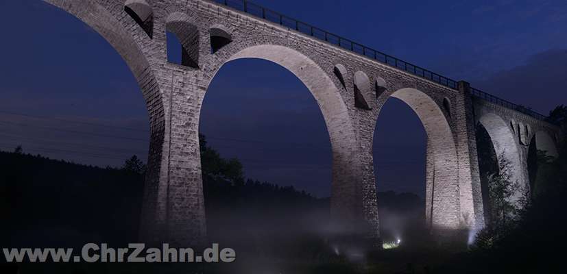 Viadukt.jpg - mit etlichen Blitzen beleuchtetes Viadukt