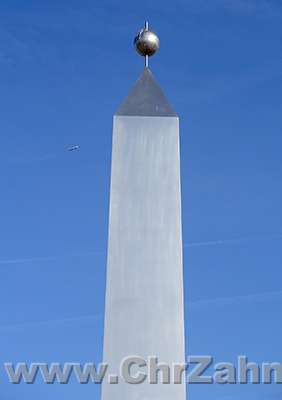 Obelisk_und_Flugzeug.jpg