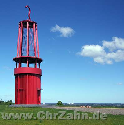 Geleucht.jpg - Das Geleucht, eine überdimensionale Grubenlampe als Aussichtsplattform auf der Halde Rheinpreußen in Moers