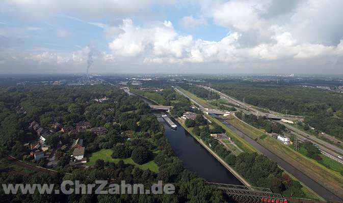 Kanal.jpg - paralell liegender Rhein-Herne-Kanal, kanalisierte Emscher und die Autobahn A42