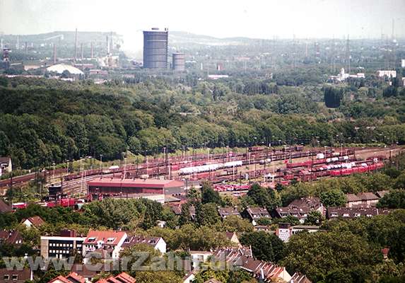 Rangierbahnhof.jpg - Blick vom Gasometer auf den Rangierbahnhof Oberhausen-Osterfeld, einen der wenigen im Ruhrgebiet verbliebenen großen Bahnanlagen