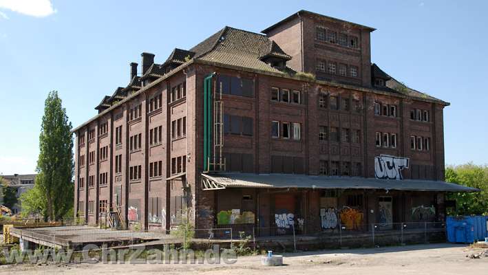 Magazin.jpg - ehemaliges Hüttenmagazin, vor dem Umbau in elegante Wohnungen