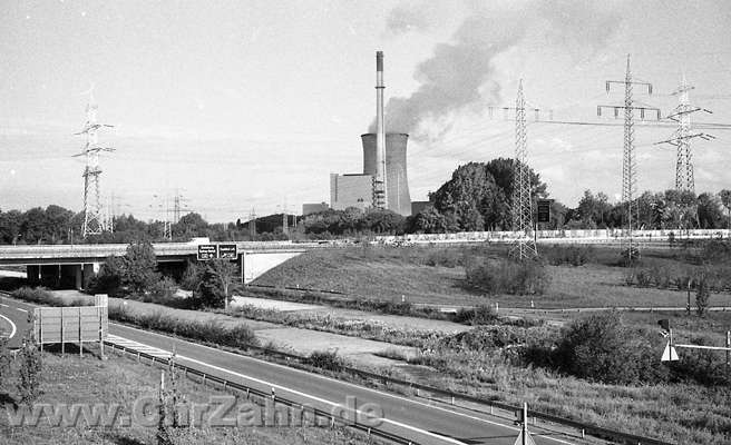 Kraftwerk_mit_Autobahnkreuz.jpg - Autobahnkreuz Dortmund-Nordost (A2/A45), im Hintergrund das Kraftwerk Knepper