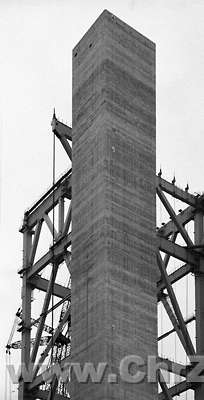 Rohbau1.jpg - Eine der Betonsäulen, um die später das Kesselhaus errichtet wird