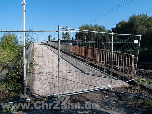 Bruecke_im_Abriss.jpg - Abriß der Fußgängerbrücke über die Bahngleise und die A43 zwischen den früheren Werksteilen der Hibernia-Chemie in Herne