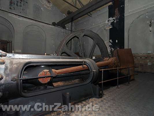 Foerdermaschine.jpg - Fördermaschine der Zeche Bergmannsglück, steht unter Denkmalschutz und bleibt auch nach Abriß der restlichen Übertage-Anlagen erhalten.