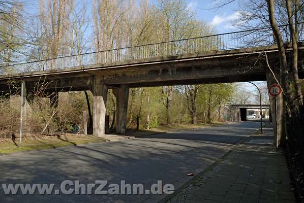 Bruecke.jpg - Brücke zwischen ehemaligen Werksteilen von Zeche, Kokerei und Kraftwerk