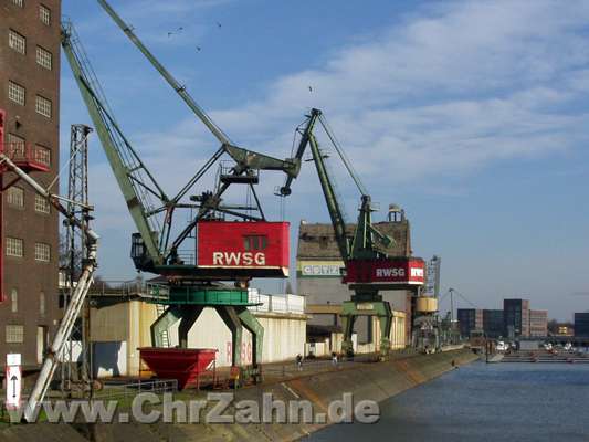 Krane.jpg - Krane der RWSG im Duisburger Innenhafen