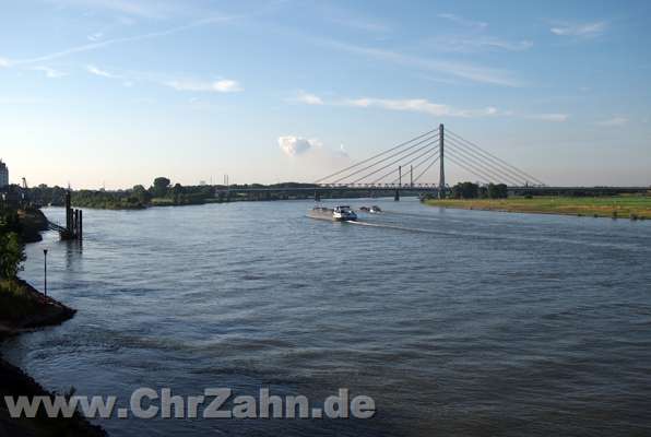 Rhein.jpg - Rhein mit Abzweig zum Weseler Hafen