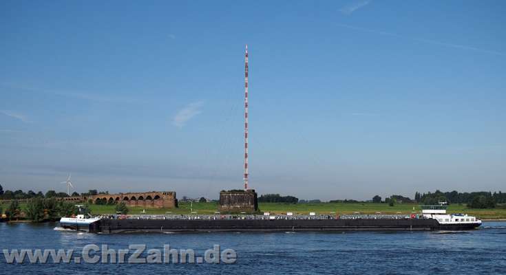 Sender.jpg - Rheinschiff mit Weseler Sender und ehemaliger Eisenbahnbrücke