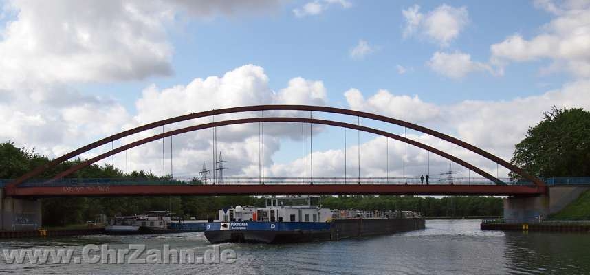 Kanalbruecke_mit_Binnenschiff.jpg - Kanalbrücke mit Binnenschiffen