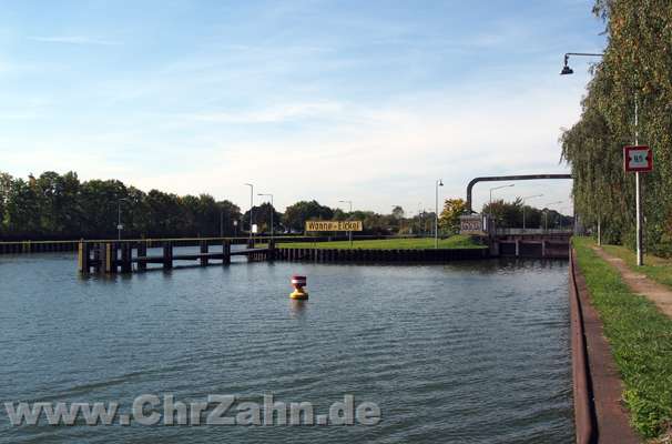 Oberwasser.jpg - stillgelegte Schleusenkammer der Schleuse Wanne-Eickel am Rhein-Herne-Kanal