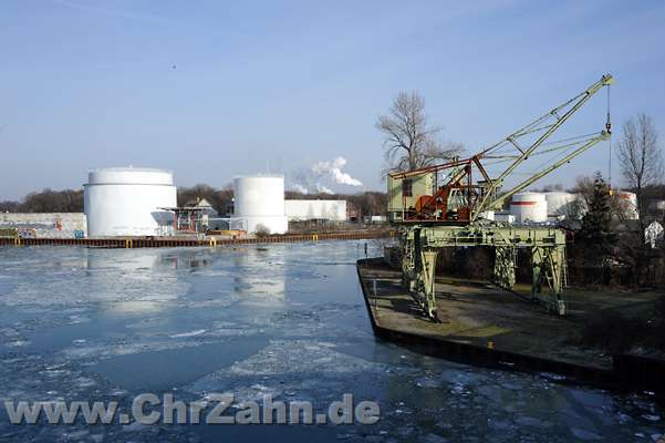 zugefrorener_Petroleumhafen.jpg - Hafenbecken mit Kran