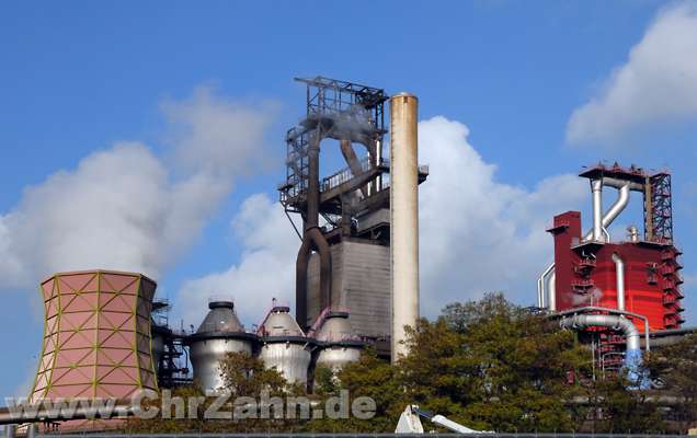 Hochoefen.jpg - neuer und alter Hochofen von Thyssen-Krupp Steel in Duisburg-Bruckhausen