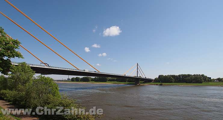Autobahnbruecke.jpg - Die Rheinbrücke der A40 bi Homberg