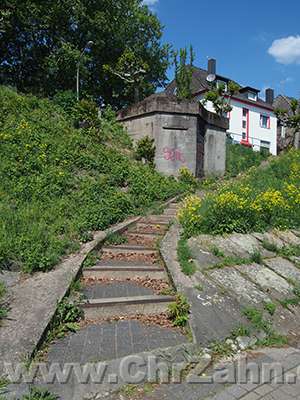 Treppe.jpg - Treppe von Treidelpfad am Rhein zur Uferstraße