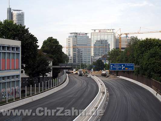 Autobahn.jpg - Komplettsperrung der Autobahn A40 in Essen-Mitte zur Sanierung des Tunnels unter der City im Sommer 2012