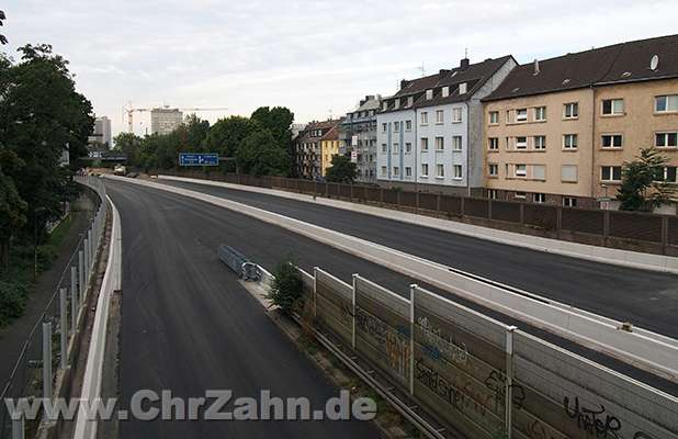 Autobahn1.jpg - Komplettsperrung der Autobahn A40 in Essen-Mitte zur Sanierung des Tunnels unter der City im Sommer 2012