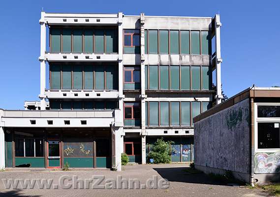 Fassade3.jpg - Die in den 1970er Jahren erbaute Gesamtschule in Essen-Schonnebeck etwa ein Jahr vor der Schließung