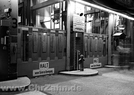 Elbtunneltore.jpg - Tore der Autofahrstühle des alten Elbtunnels in Hamburg-St. Pauli