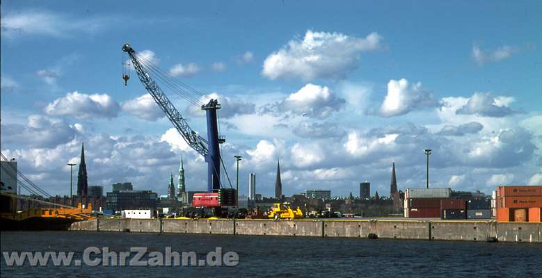 Hafen7.jpg - Ladeterminal mit Skyline von Hamburg