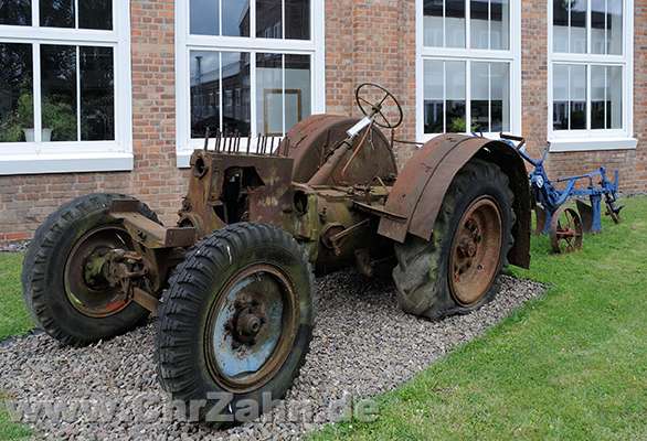 Traktor.jpg - Traktorruine vor dem IFA-Museum in Nordhausen