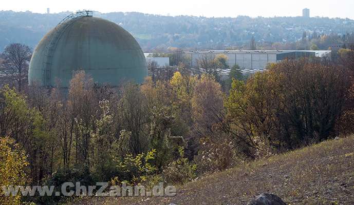 Kugelgasbehaelter.jpg - Blick von der ehemaligen Mülldeponie Wuppertal-Lüntenbeck, deutlich sichtbar der 1958 errichtete Kugelgasbehälter Möbeck war damals der größter in der BRD.