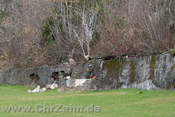 Bruchsteinmauer.jpg - inzwischen leergezogener Teil des Friedhofsareals
