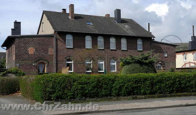 Haus_mit_Halde.jpg - Zechenwohnhaus mit der Halde Hohewardt im Hintergrund